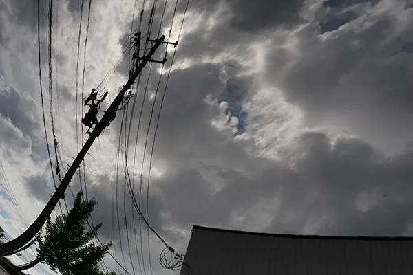 電柱の写真。雲の輪郭はクッキリと映ってるけど、どこか違和感感じません？